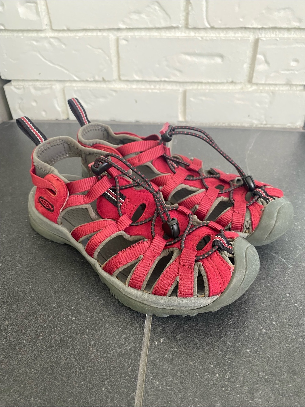 Keen 5.5 Kids Red and Gray Closed-Toe Hiking Sandals GUC